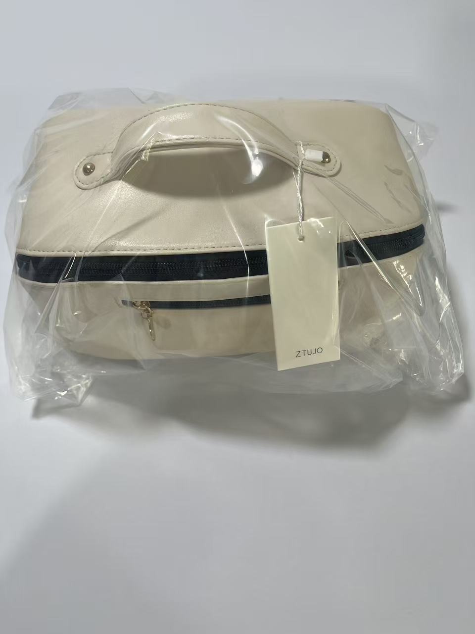 Damen Handtasche aus weichem Kunstleder – Alltagstasche & Reisetasche product image 2